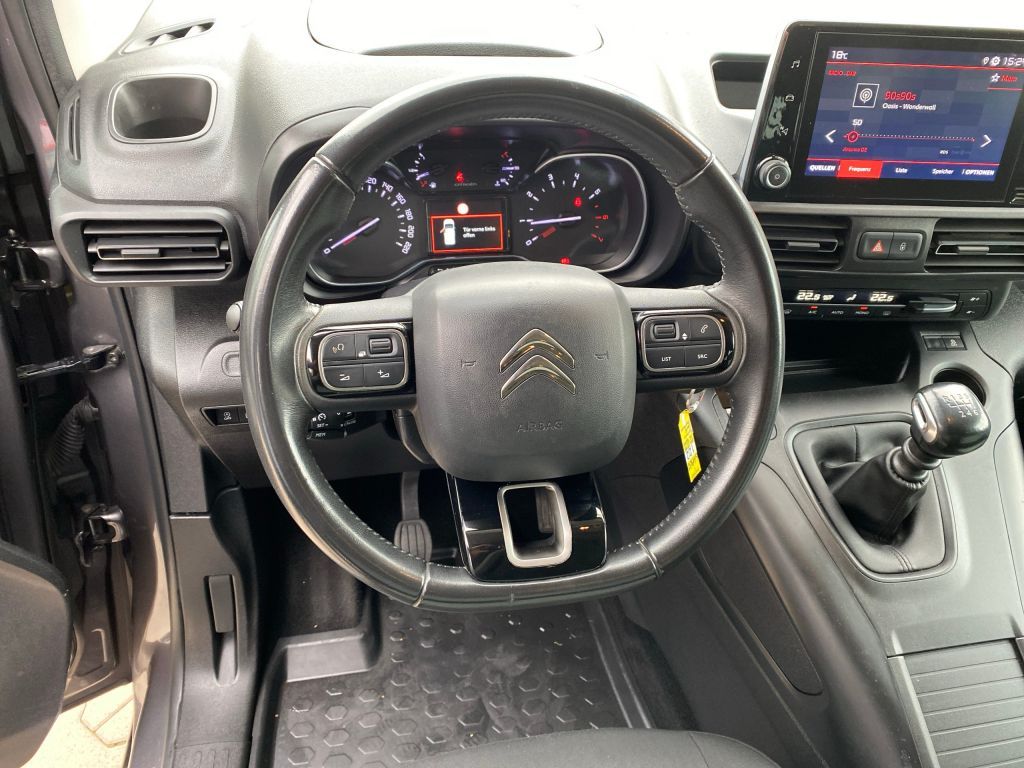 Fahrzeugabbildung Citroën Berlingo XL Benzin 110 FEEL *7-Sitzer*AZV*SHZ*