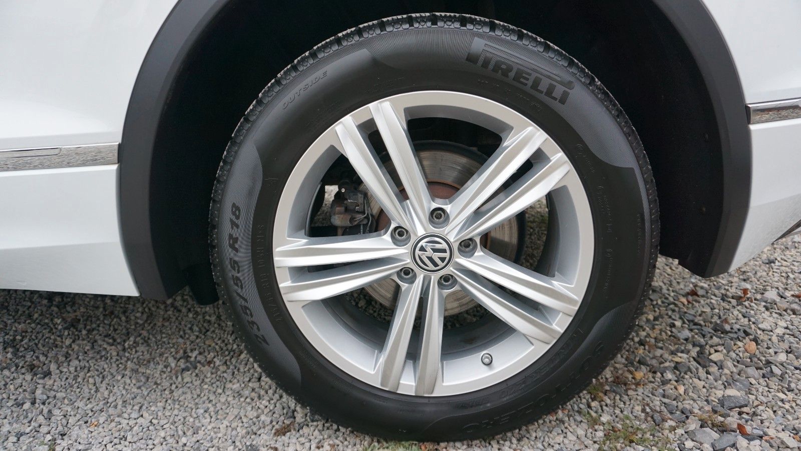 Fahrzeugabbildung Volkswagen Tiguan Highline 4M R-Line Panorama,Navi,LED,AHK