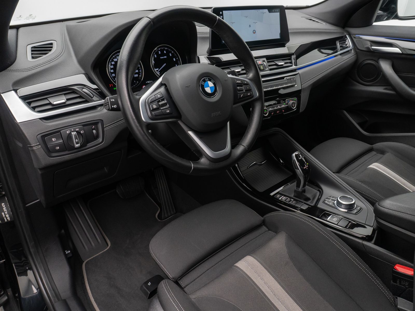 Fahrzeugabbildung BMW X2 sD18i Alarm HUD DAB Kamera HiFi Sportsitz 19"