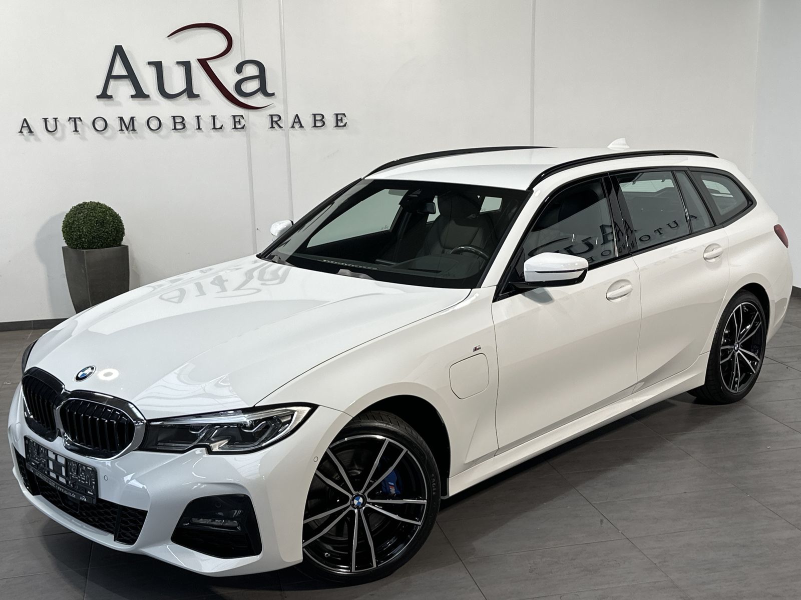 Fahrzeugabbildung BMW 330e Touring xDrive M-Sport NAV+LASER+360°+19ZO