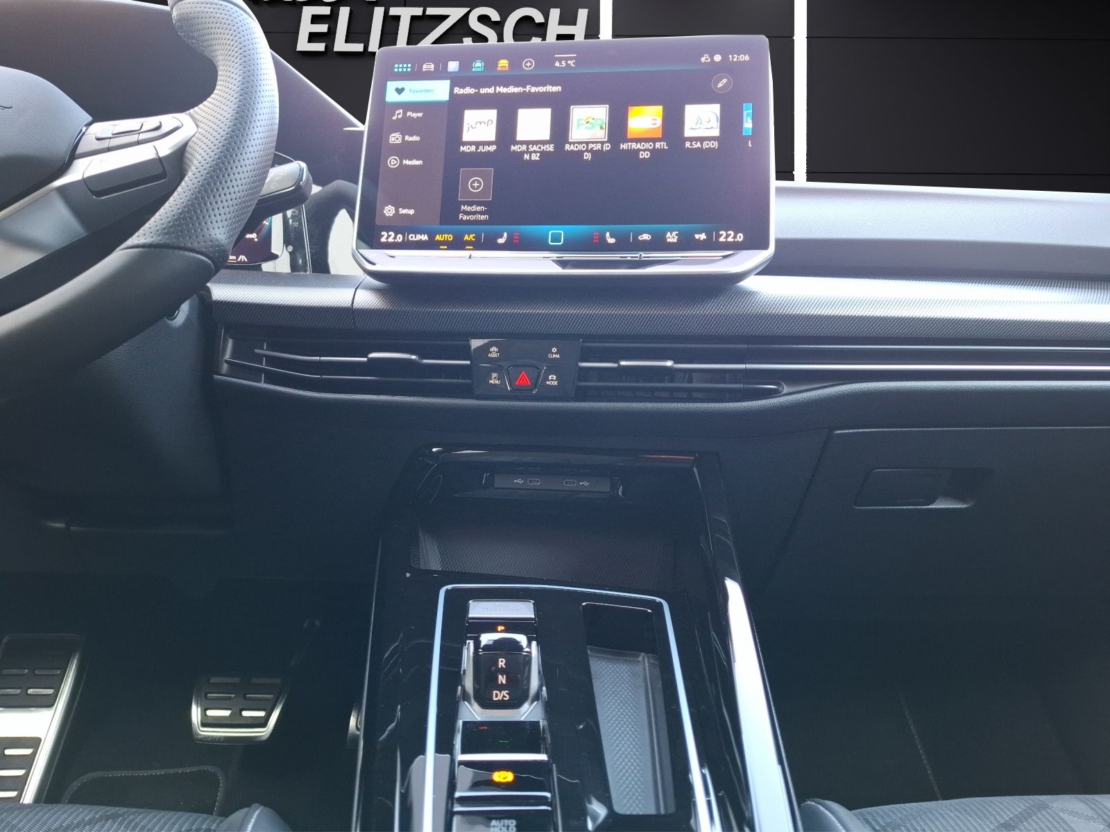 Fahrzeugabbildung Volkswagen Golf VIII Variant eTSI R-Line DSG LED AHK Navi H