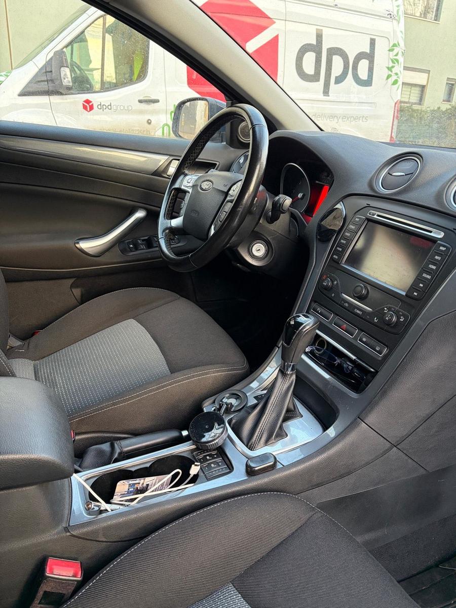 Ford Mondeo 2012 — interior