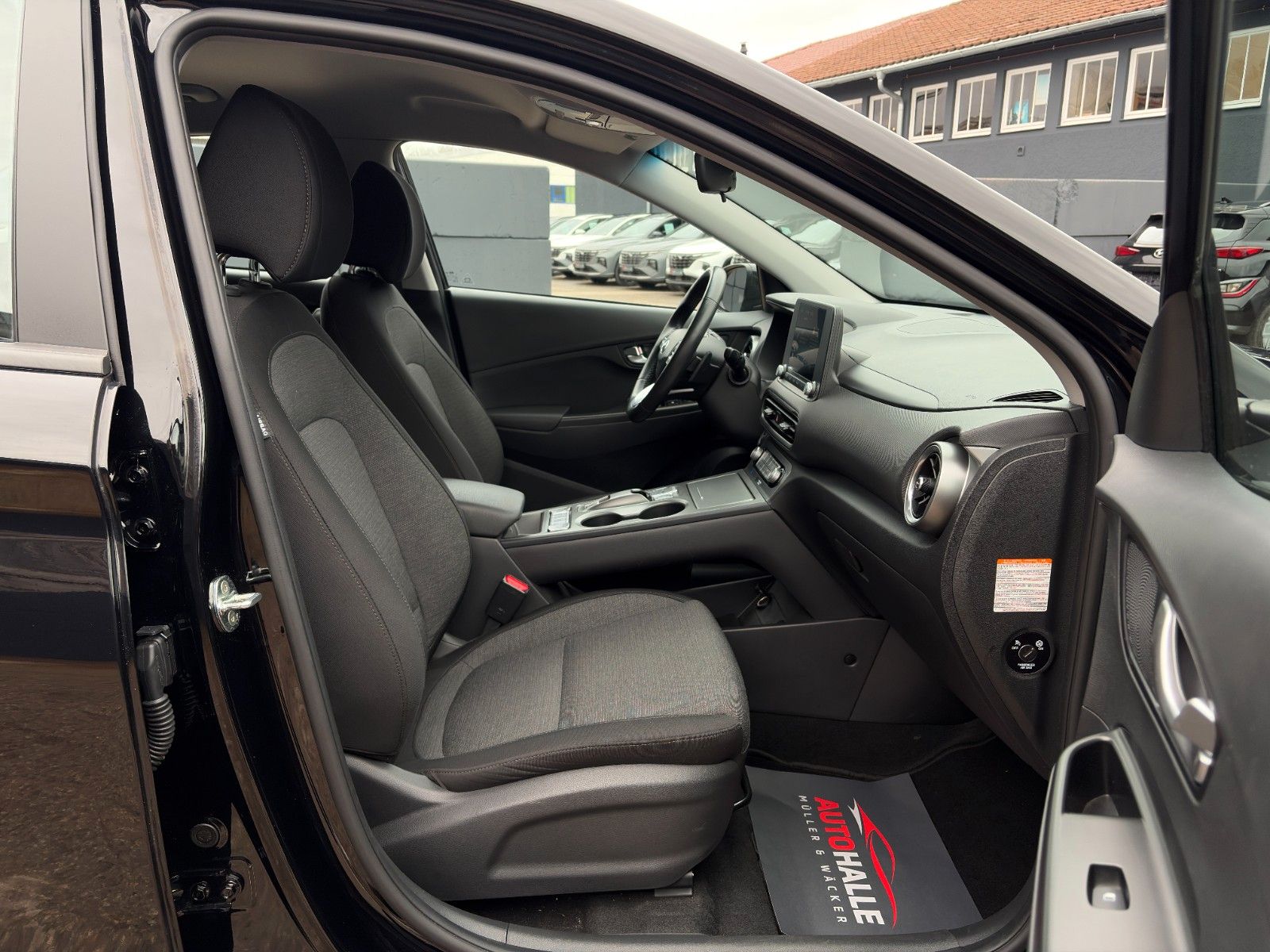 Fahrzeugabbildung Hyundai KONA E Select SHZ LHZ PDC CarPlay ACC Navi LKA