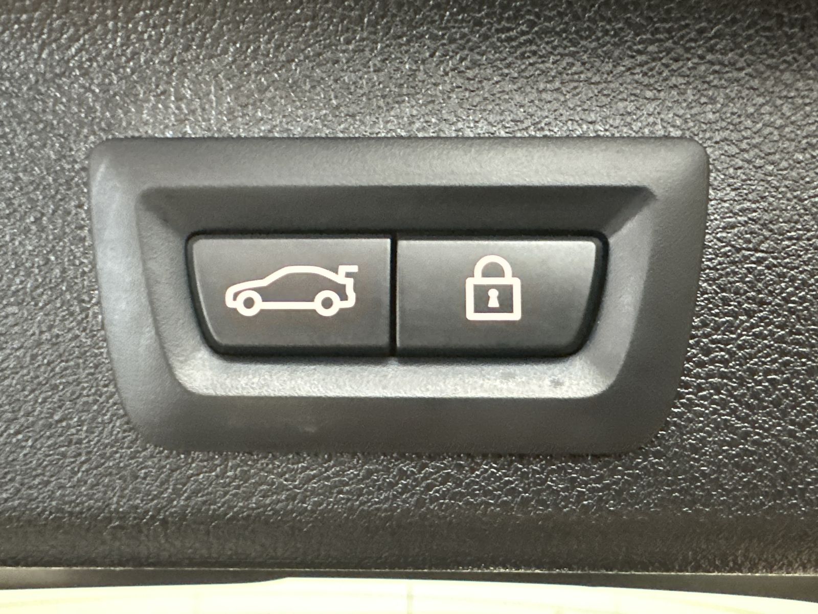 Fahrzeugabbildung BMW 530e Touring xDrive M-Sport NAV+LED+AHK+HEAD-UP