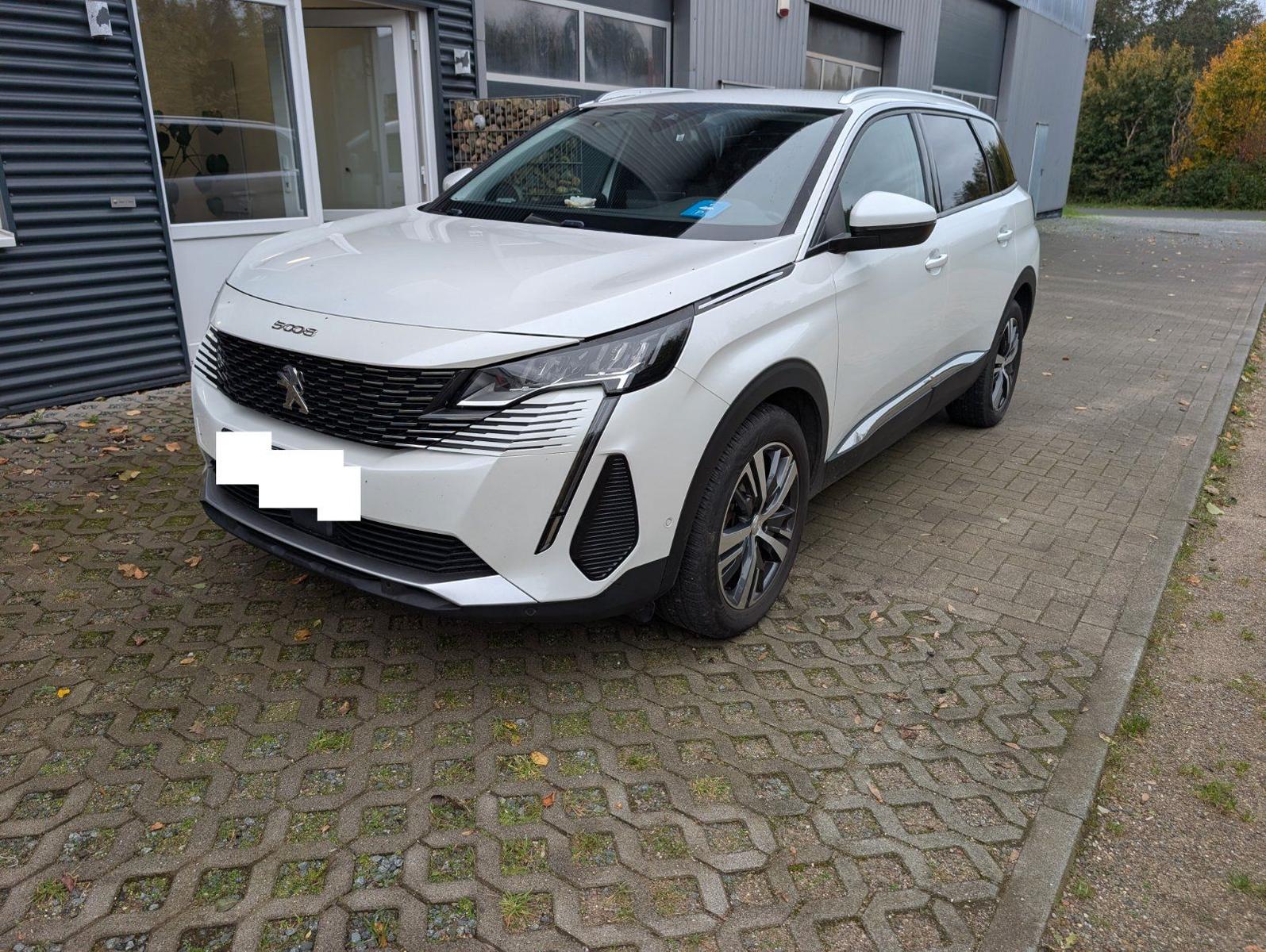 Peugeot e-5008