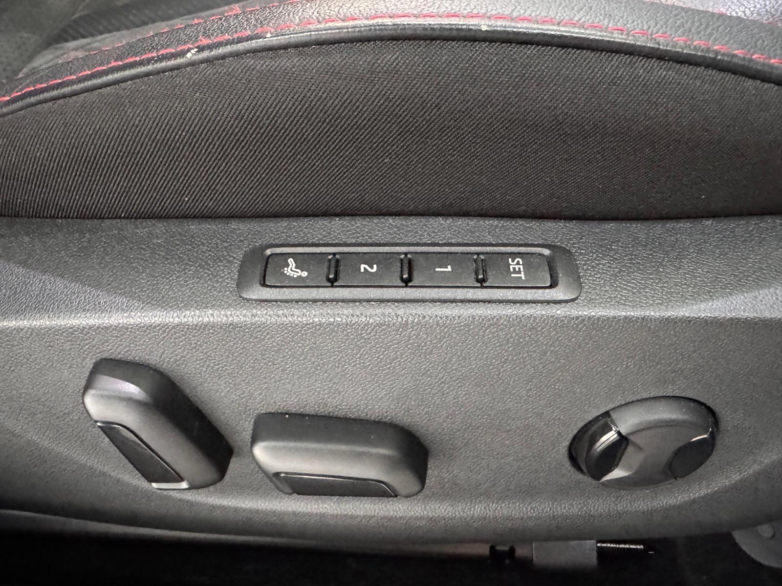 Skoda RS4x4 PANO/HUD/TOT/AHK/ShZ/WinP/MASS/ACC/XDS/HOD