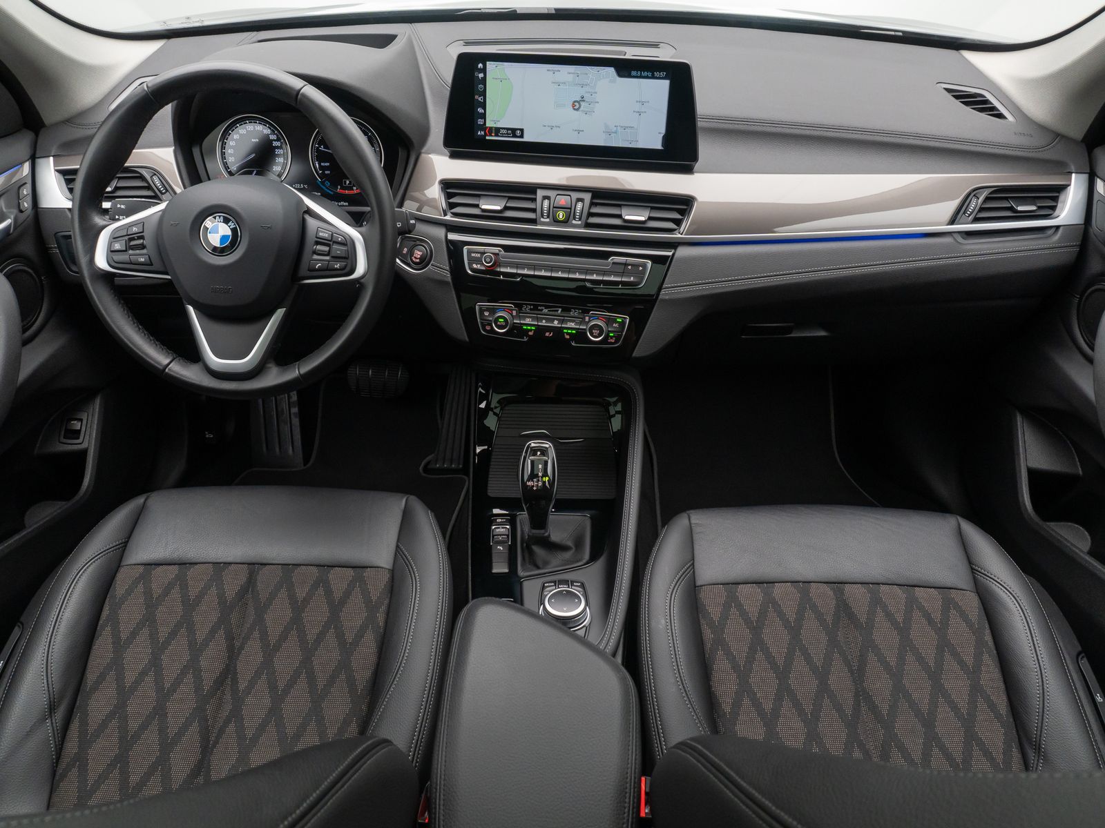 Fahrzeugabbildung BMW X1 sD18i xLine Panoram Kamera HUD DAB HiFi Alarm