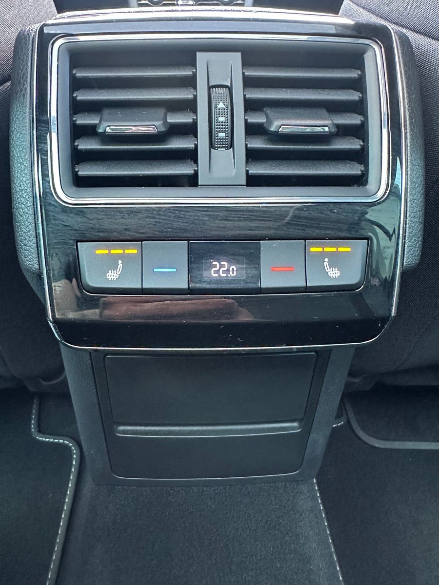 Fahrzeugabbildung SKODA Superb Combi Ambition NAV+LED+ACC+PANORAMA+17ZO