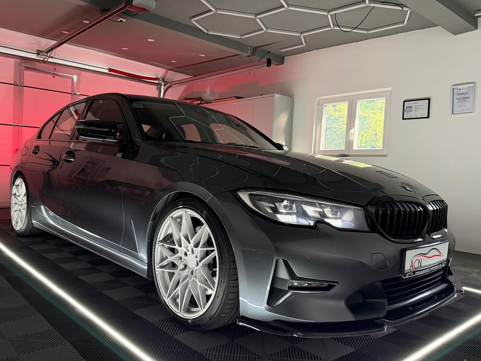 Fahrzeugabbildung BMW 330i LIMOUSINE/SPORT/LIVE COC/HiFi/AMBIENTE/H&R