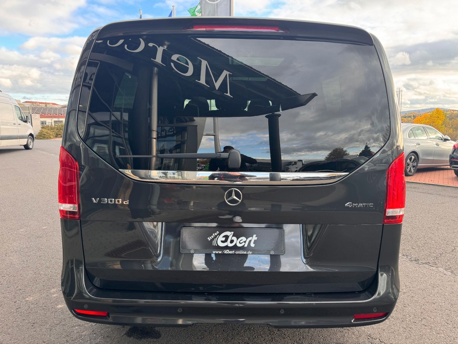 Fahrzeugabbildung Mercedes-Benz V 300 d 4MATIC AVA ED AMG DISTR Stdh AHK2,5 PANO