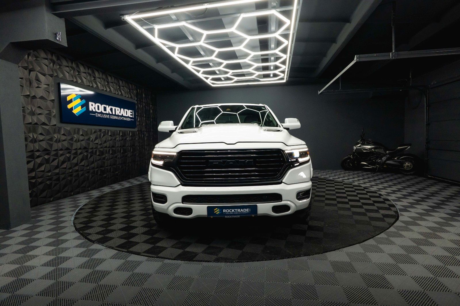 Fahrzeugabbildung Dodge RAM 5.7 V8 HEMI 4x4 OFFROAD LONGBED Limited 19%