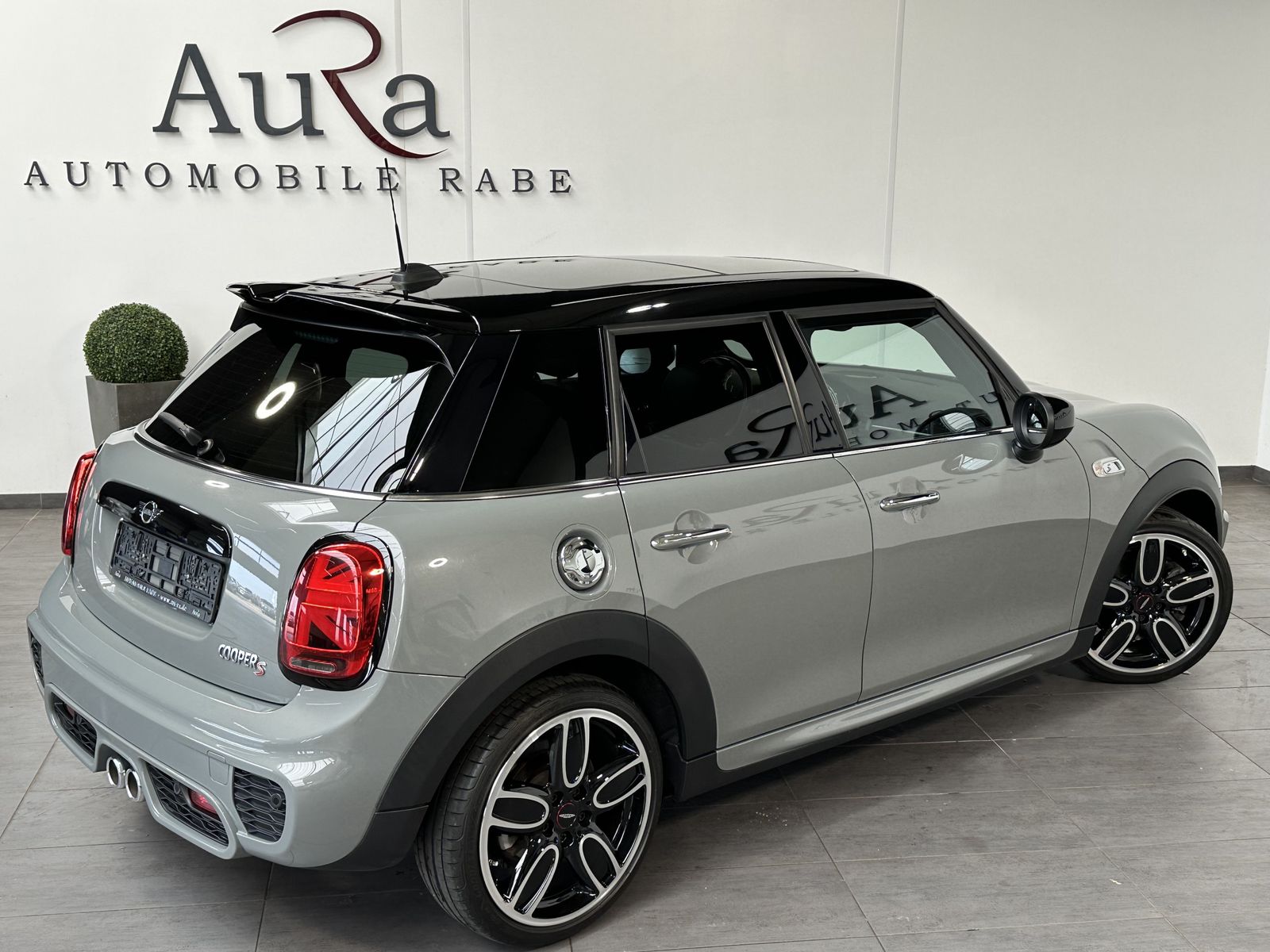 Fahrzeugabbildung MINI Cooper S Sport-Aut. JCW NAV+LED+PANO+ACC+H&K+1HD