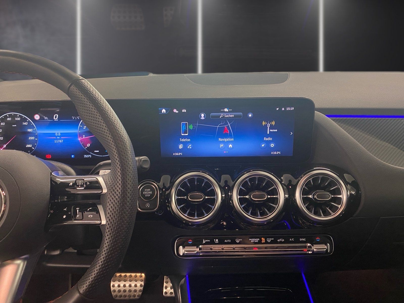 Fahrzeugabbildung Mercedes-Benz GLA 200 AMG Plus*AHK*360**HUD*Pano*MuBeam*Memory