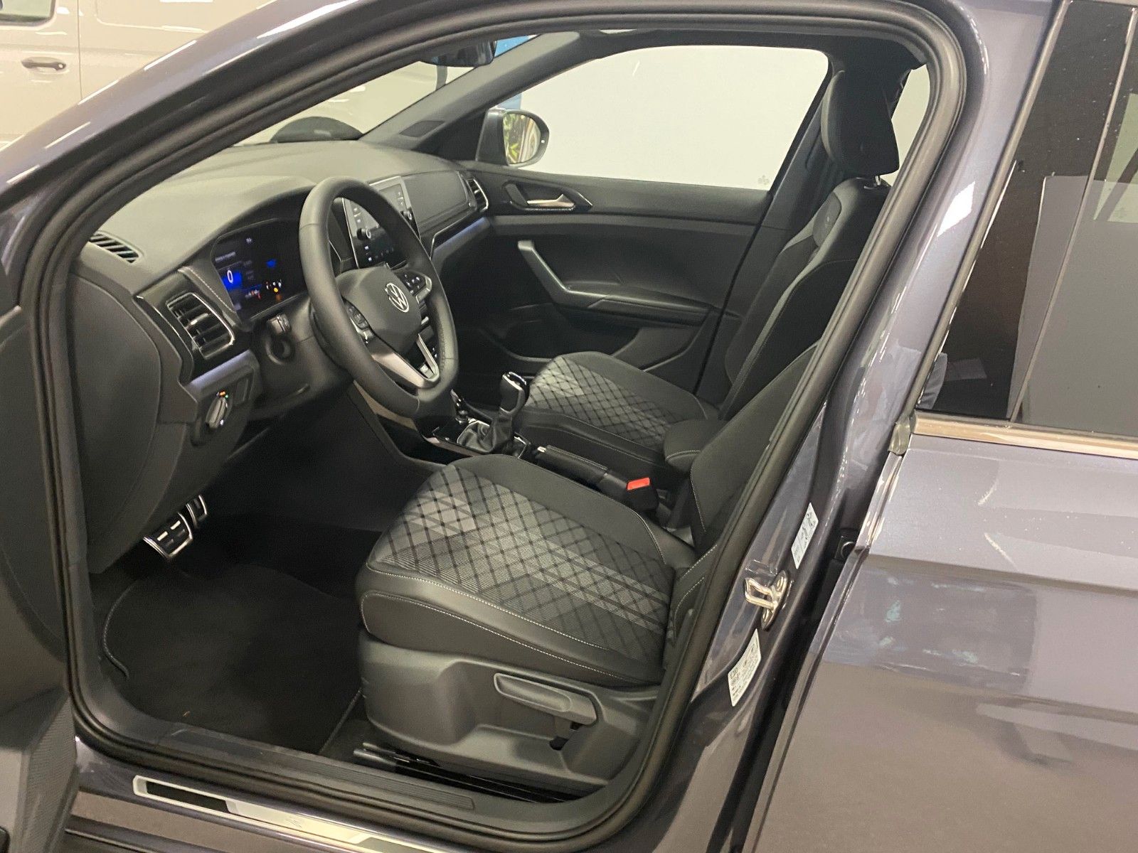 Fahrzeugabbildung Volkswagen T-Cross 1.5 TSI DSG R-Line+AHK+ACC+Garantie 2029