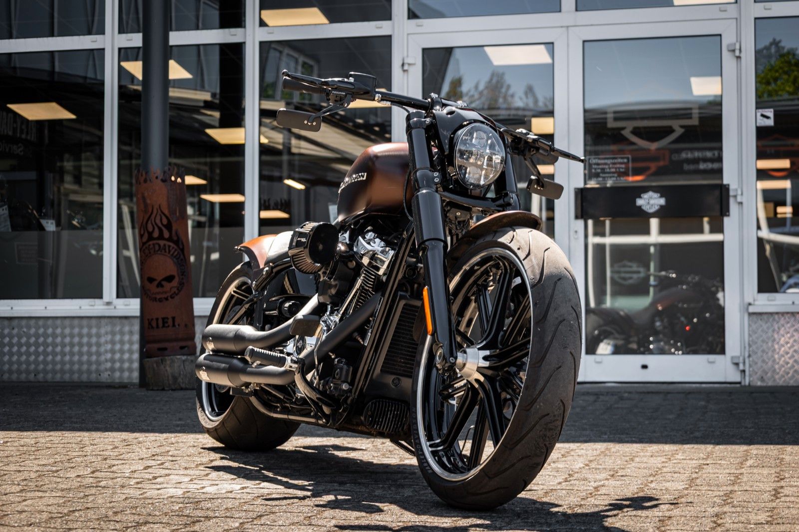 Fahrzeugabbildung Harley-Davidson BREAKOUT FXBR - Jekill & Hyde - Screaming Eagle