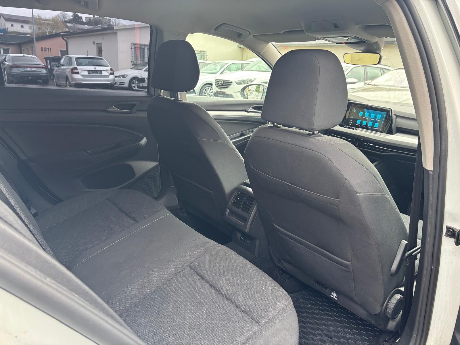 Fahrzeugabbildung Volkswagen Golf Var. 2.0 TDI DSG Life-NAV-LED-PDC-SHZ-SPUR-