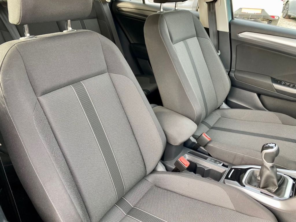 Fahrzeugabbildung Volkswagen T-Roc 1.0 AAC KLIMAAUT SHZ NAVI CARPLAY GJR