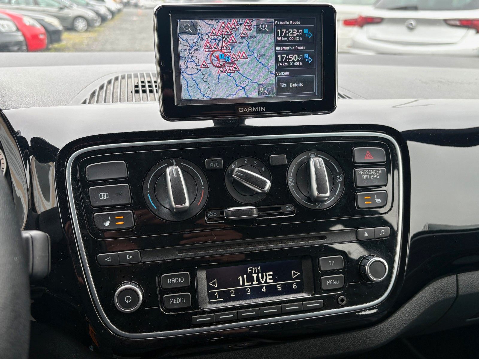 Fahrzeugabbildung Volkswagen up! 1.0 club up! Navi SHZ Klima 2.HD SCHECKHEFT