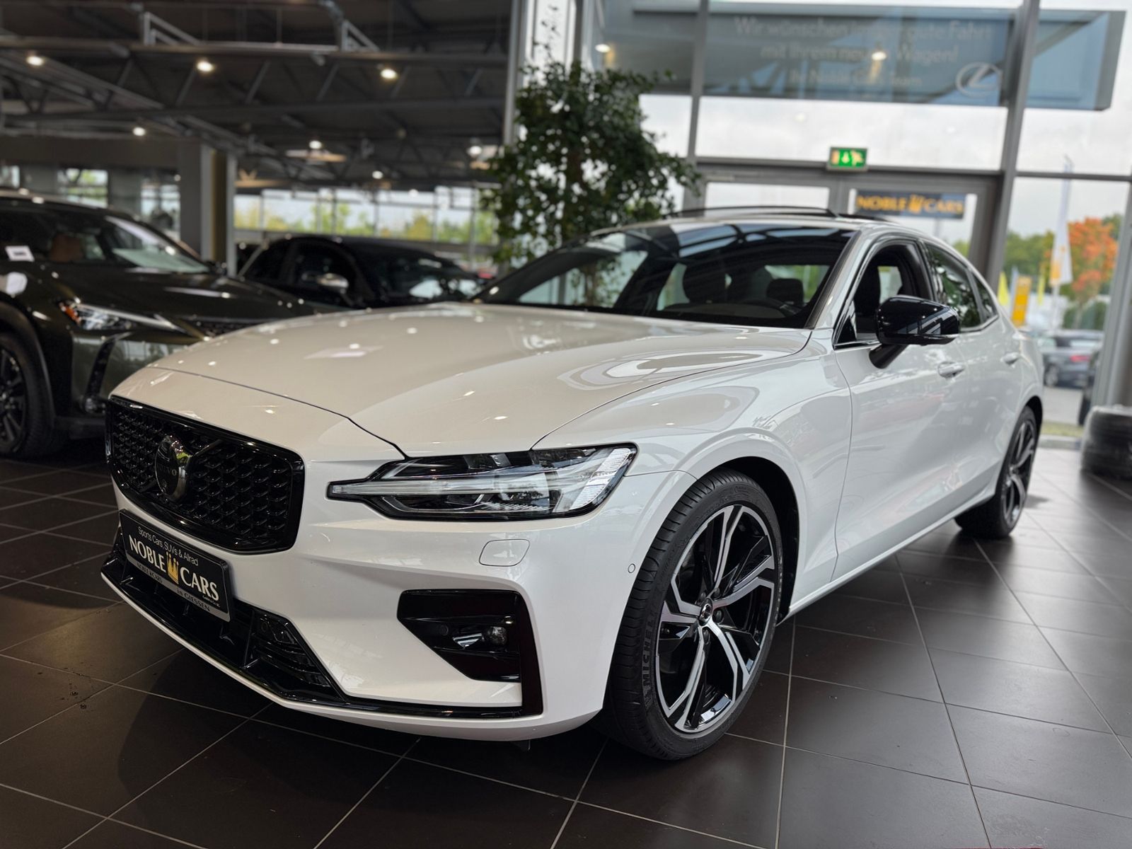 Fahrzeugabbildung Volvo S60 Lim. Plus Dark PANO 360° H/K LED