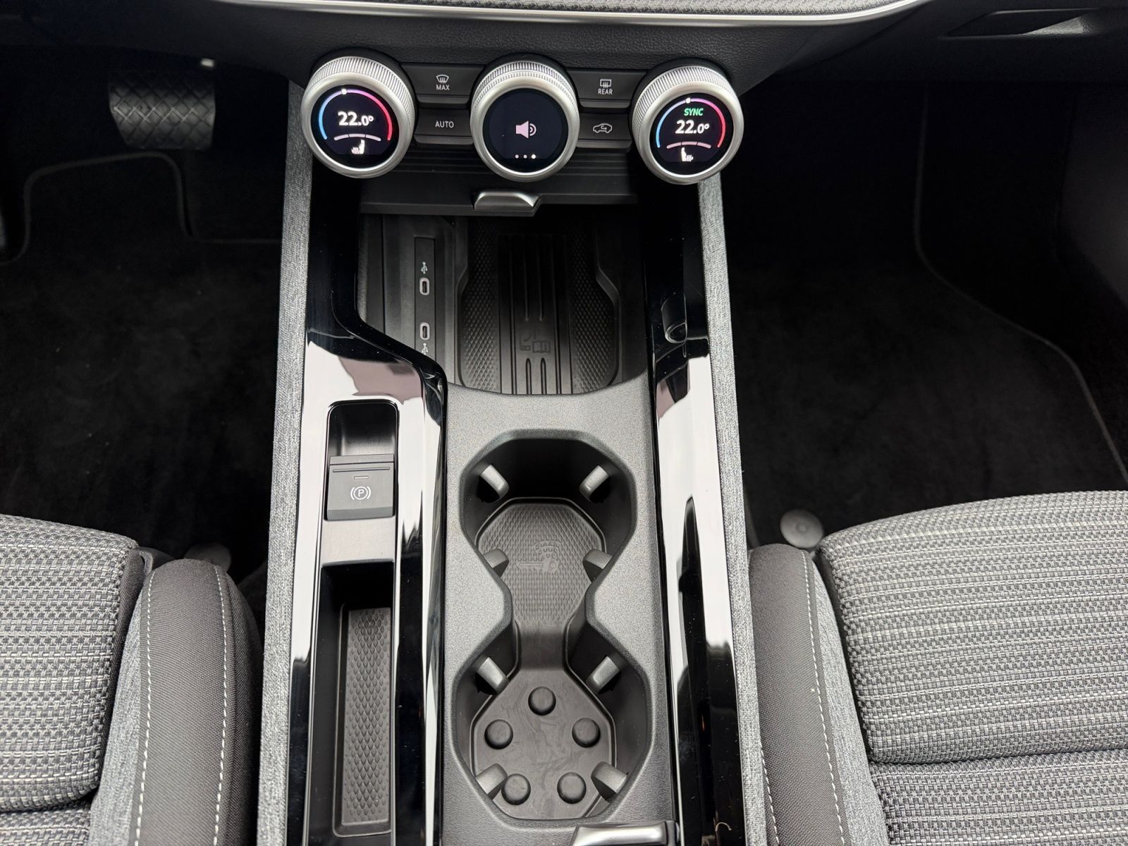 Skoda Superb Combi 2.0 TSI Selection 4x4 AHK Navi LED foto 20