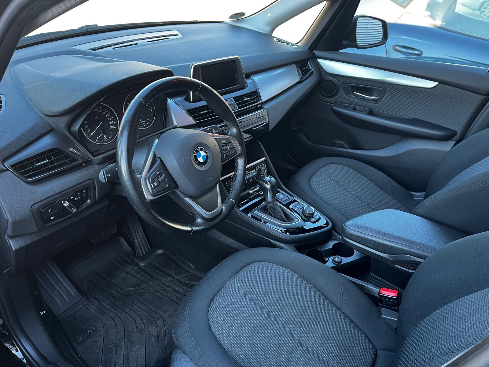 Fahrzeugabbildung BMW 218i Active Tourer PDC SHZ LM UVM