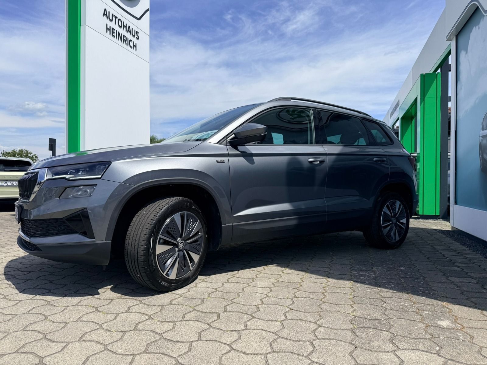 Fahrzeugabbildung SKODA Karoq Tour 115PS 6-Gang*AHK*RFK*eHeck