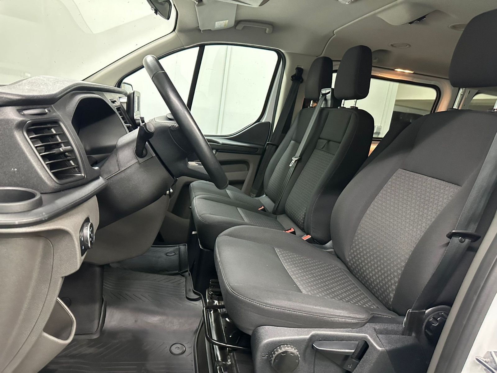 Fahrzeugabbildung Ford Transit Custom 320 L1H1 9-SITZE*2xKLIMA*TEMPO*ZH
