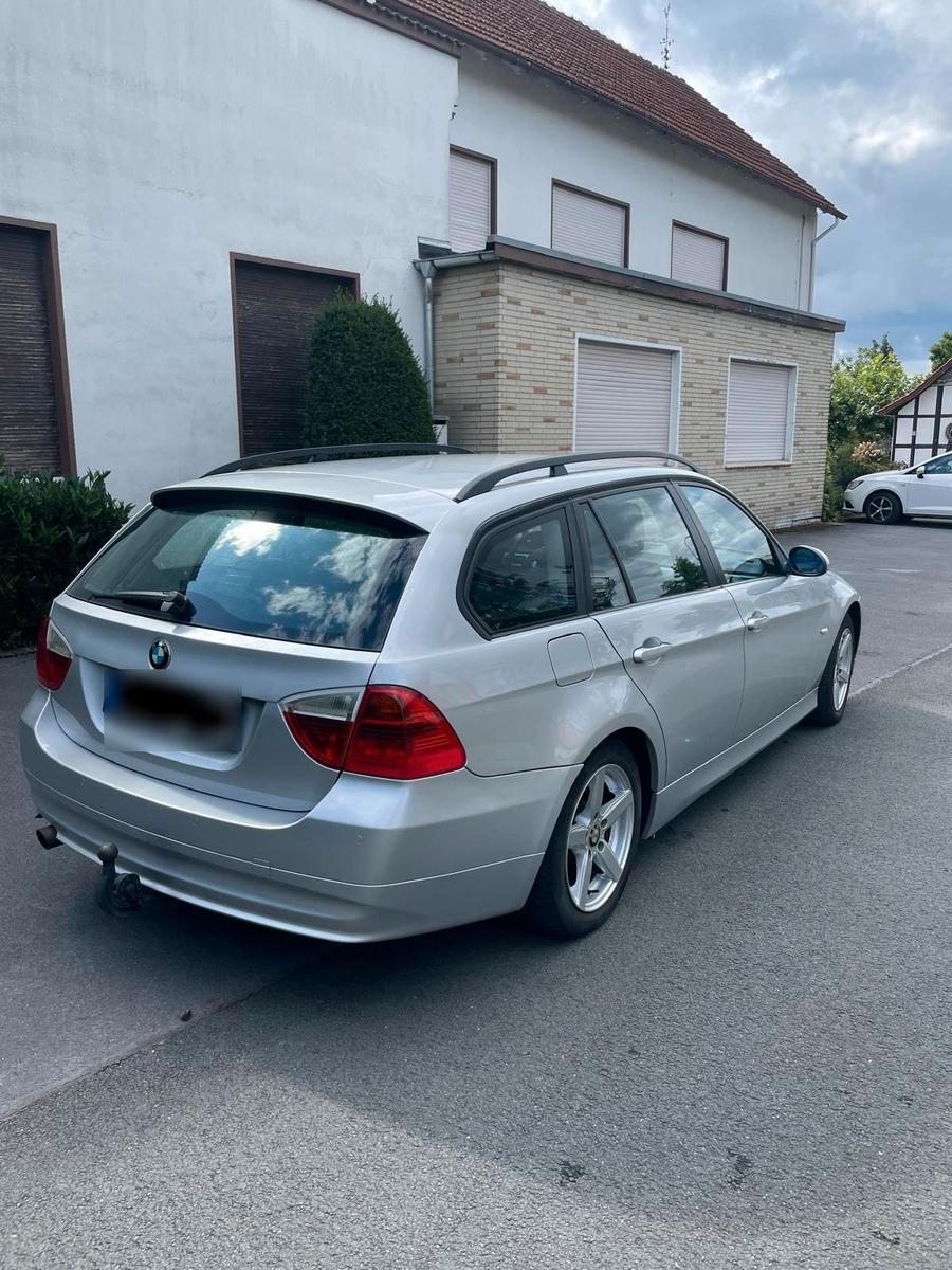 BMW 318 2006 — rear view