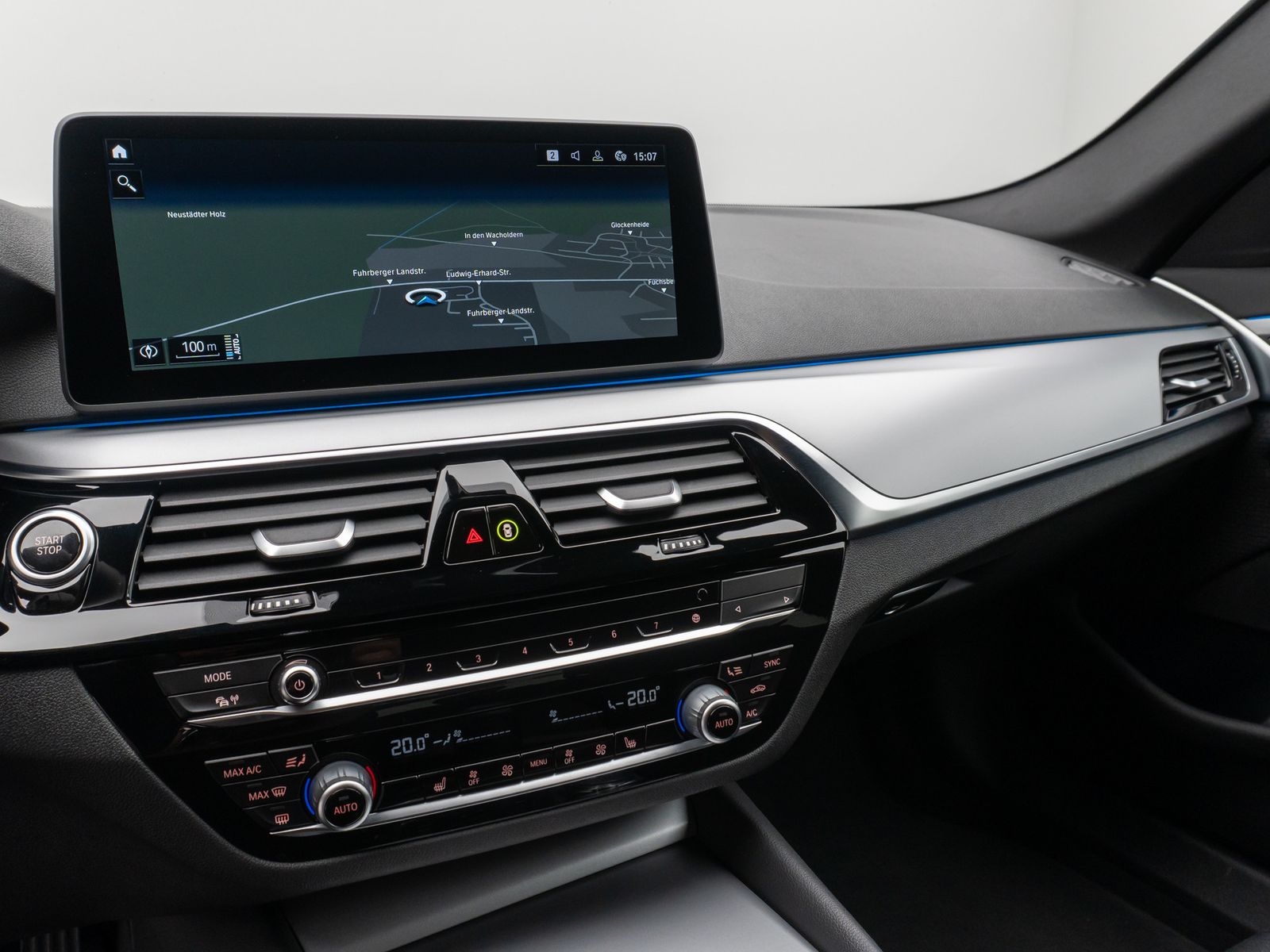 Fahrzeugabbildung BMW 530e xD HUD DAB CockPitPro PDC Komfort Alarm LED