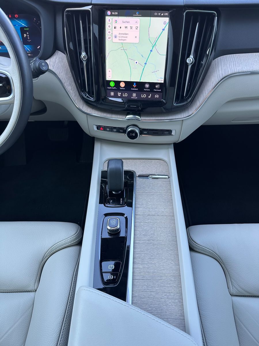 Fahrzeugabbildung Volvo XC60 T6 AWD Recharge Core NAV+LED+PANO+AHK+STHZG