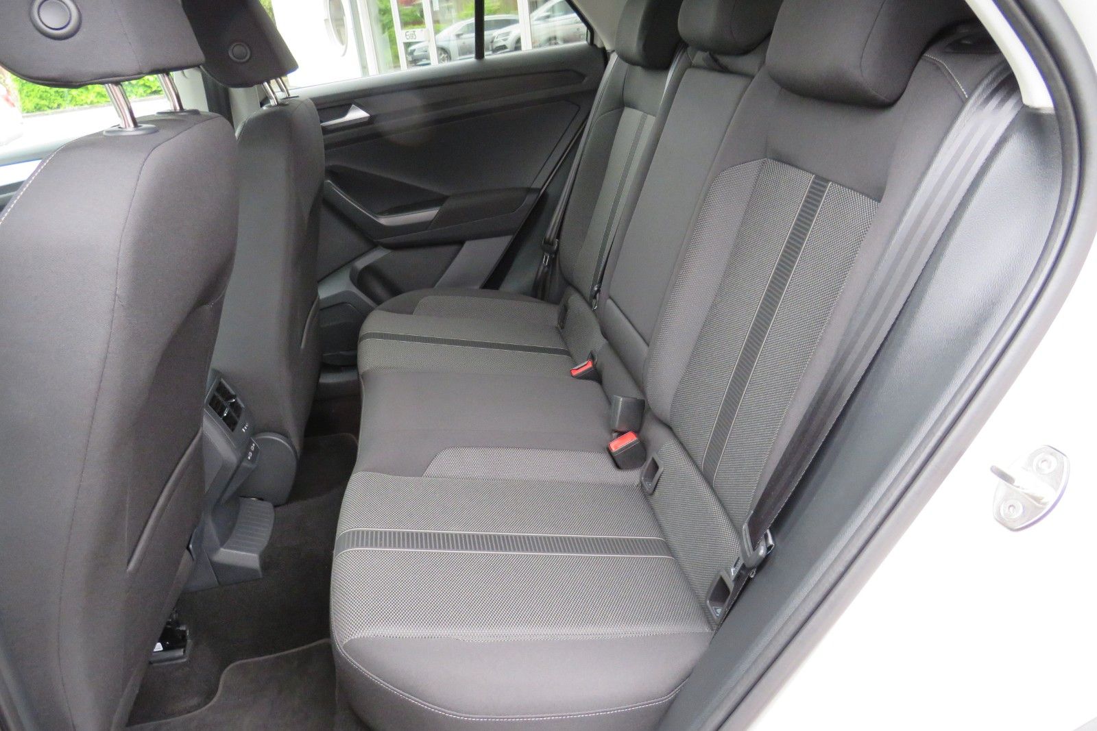 Fahrzeugabbildung Volkswagen T-Roc Life AHK ACC SITZH GJ NAVI APP 1.HD