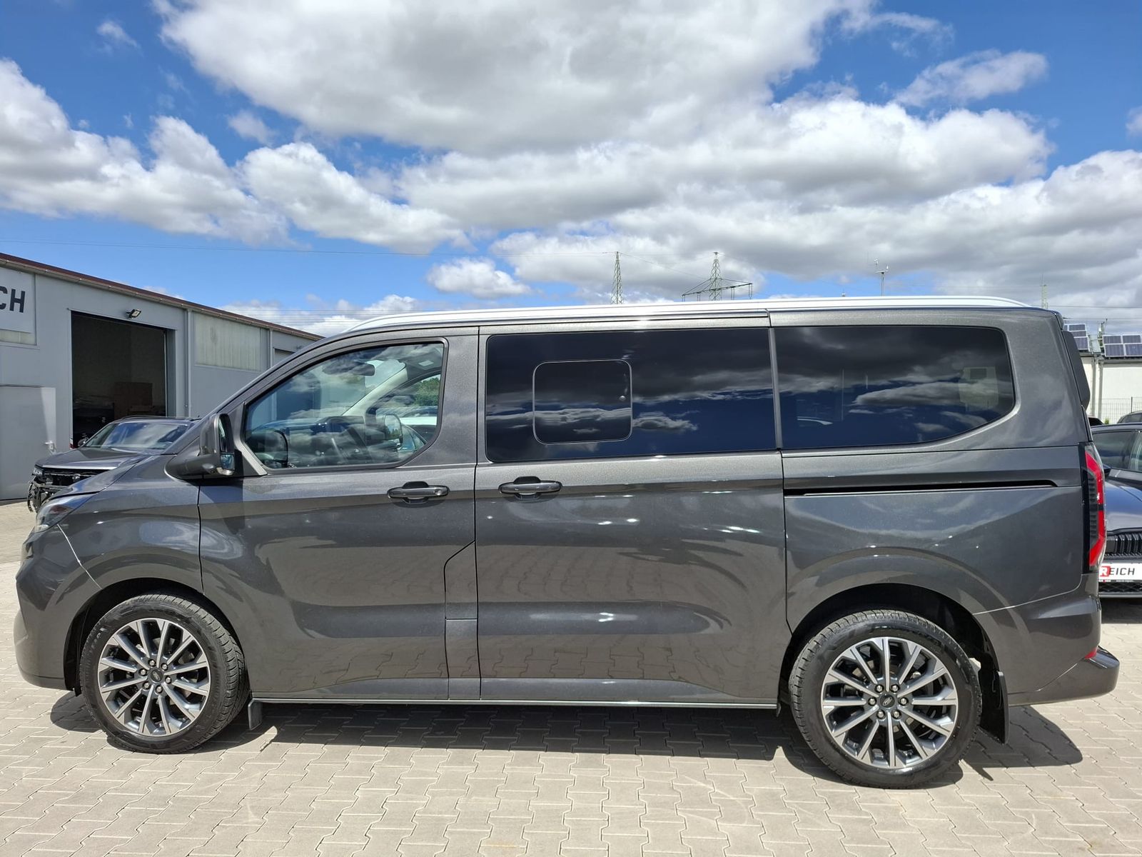 Fahrzeugabbildung Ford Tourneo Custom L1 Titanium X MATRIX*STANDH.*AHK