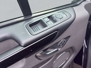 Ford Tourneo Custom - 11