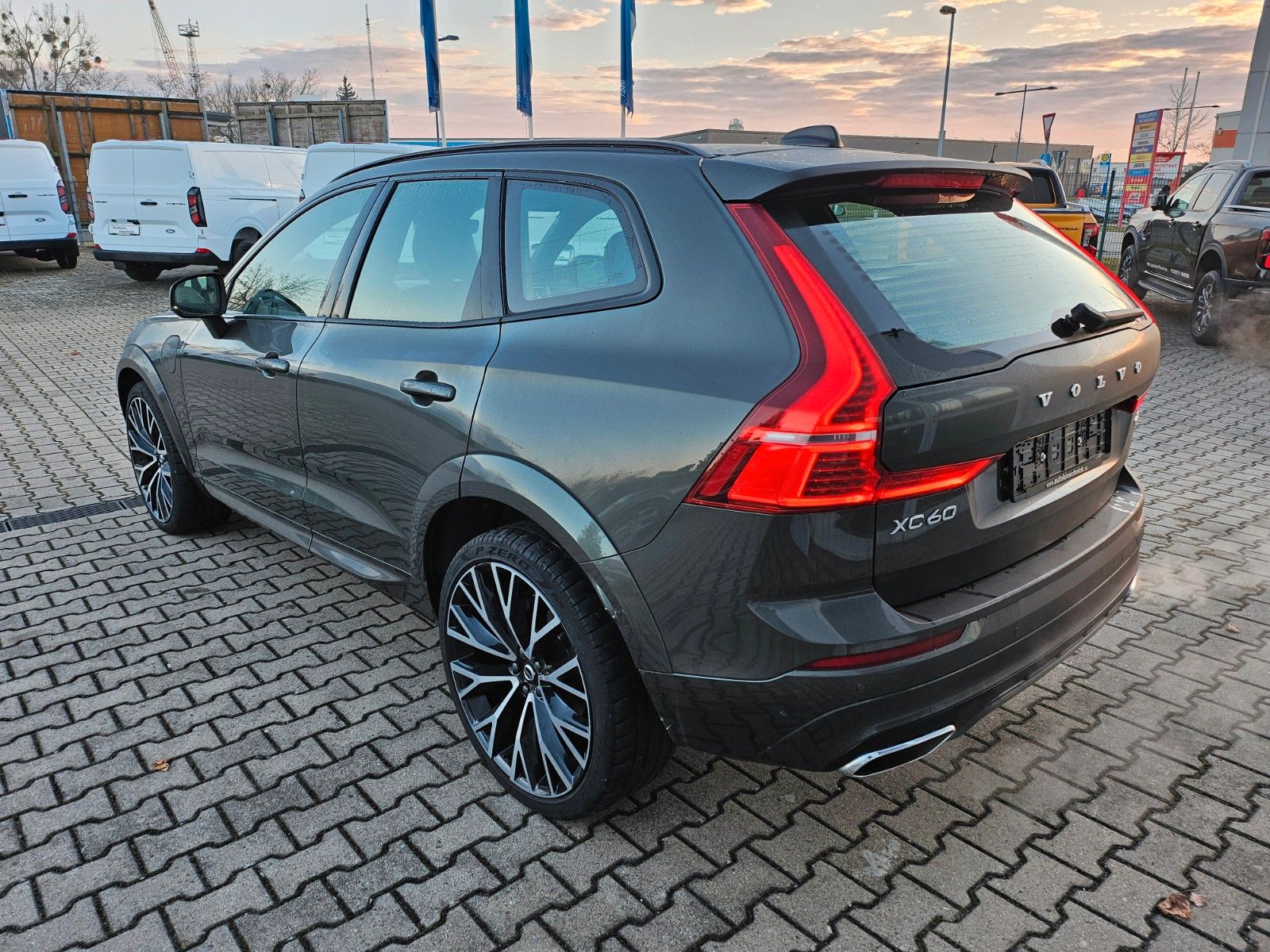 Fahrzeugabbildung Volvo XC60 R DesignmPlug-In Hybrid AWD