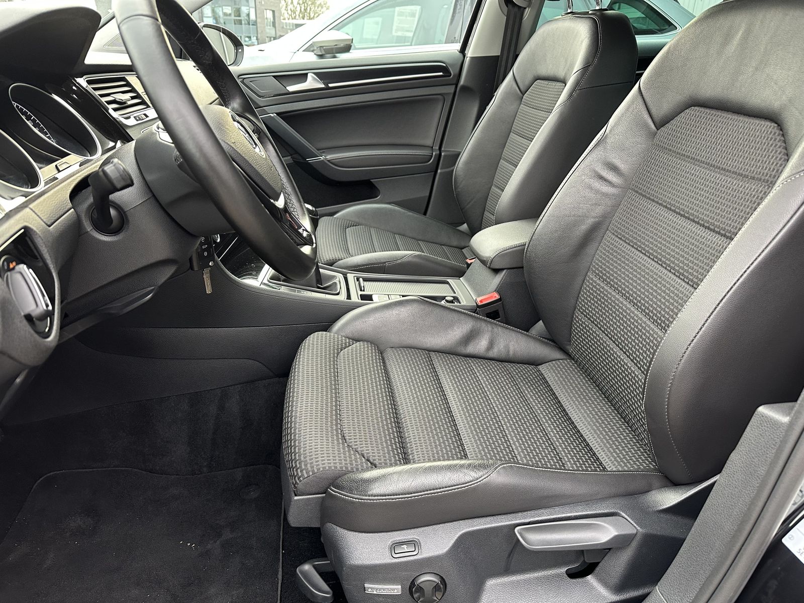Fahrzeugabbildung Volkswagen Golf VII 2.0 TDI Highline NAV+XEN+LEDER+17ZO+2HD
