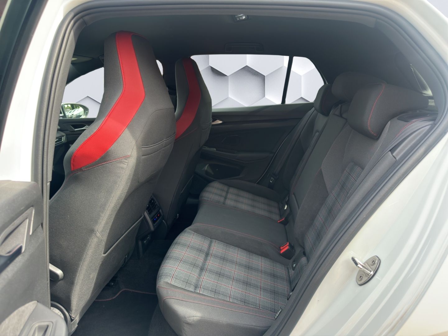 Golf GTI 2.0 TSI DSG 180kW LED AHZV Sitzheizung 