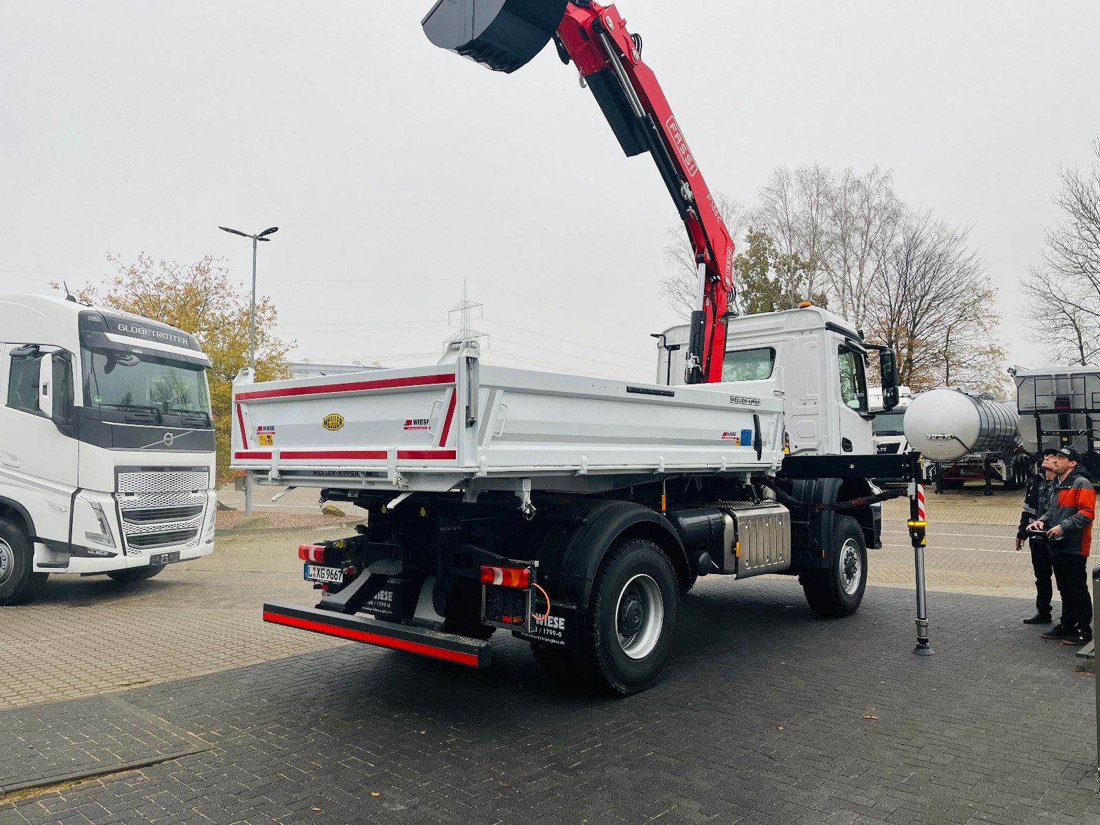 Fahrzeugabbildung Mercedes-Benz Arocs 1835  4x4 Meiller Fassi F135 Kran Kipper