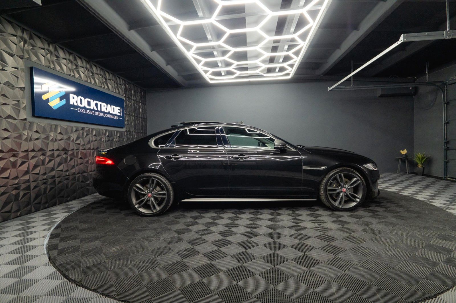 Fahrzeugabbildung Jaguar XF 300 Sport Black Edition | Pano | LED | 20Zoll