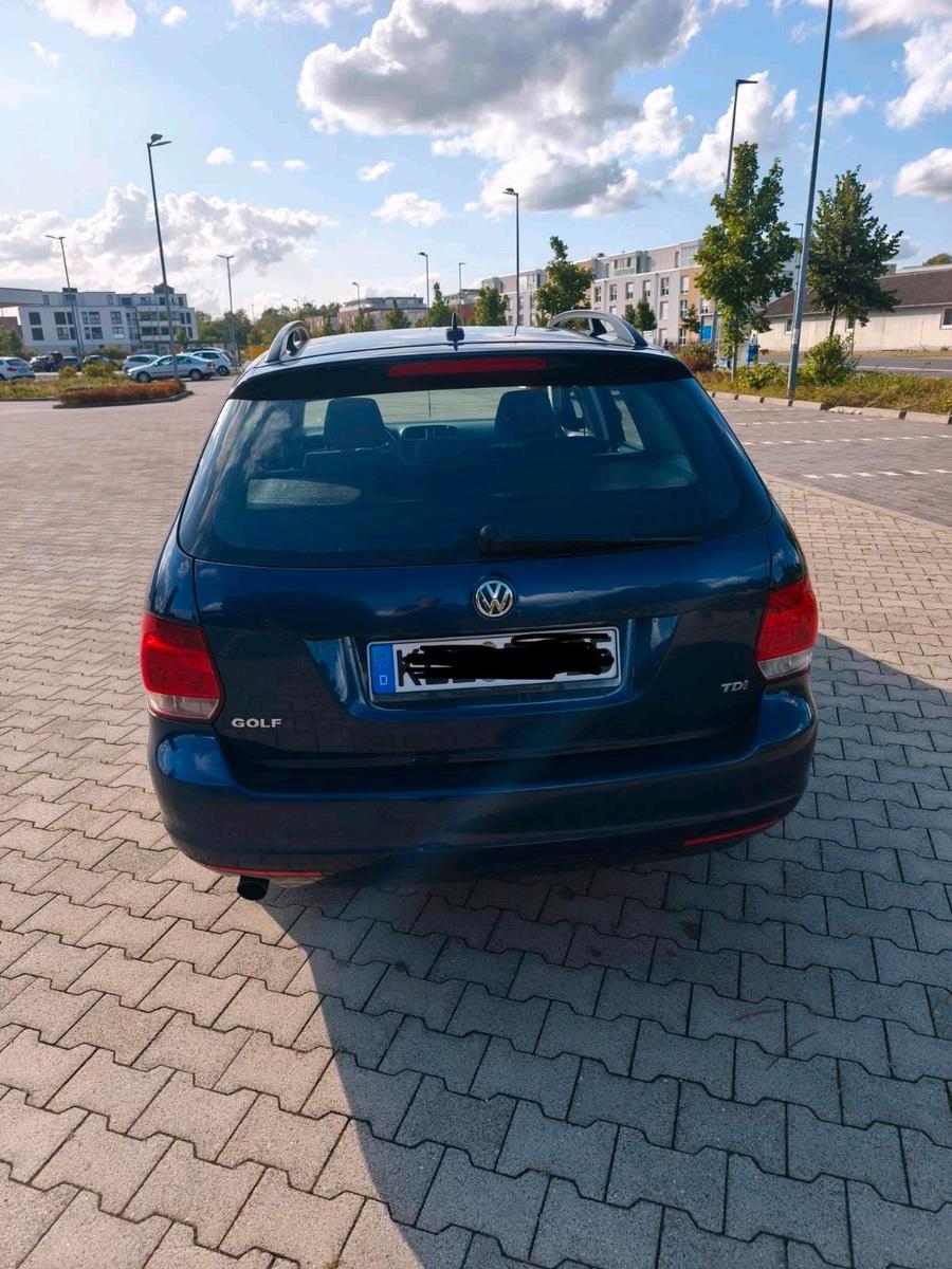 Volkswagen Golf 2011 — interior