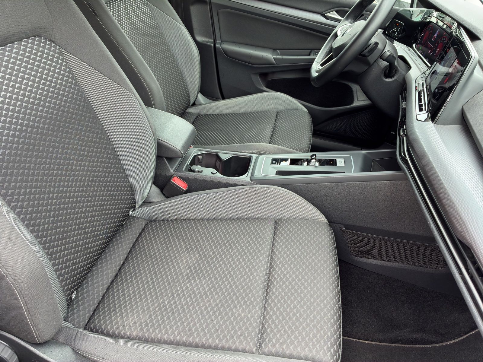 Fahrzeugabbildung Volkswagen Golf VIII Active TDI DSG LED Navi ACC SHZ App-Co