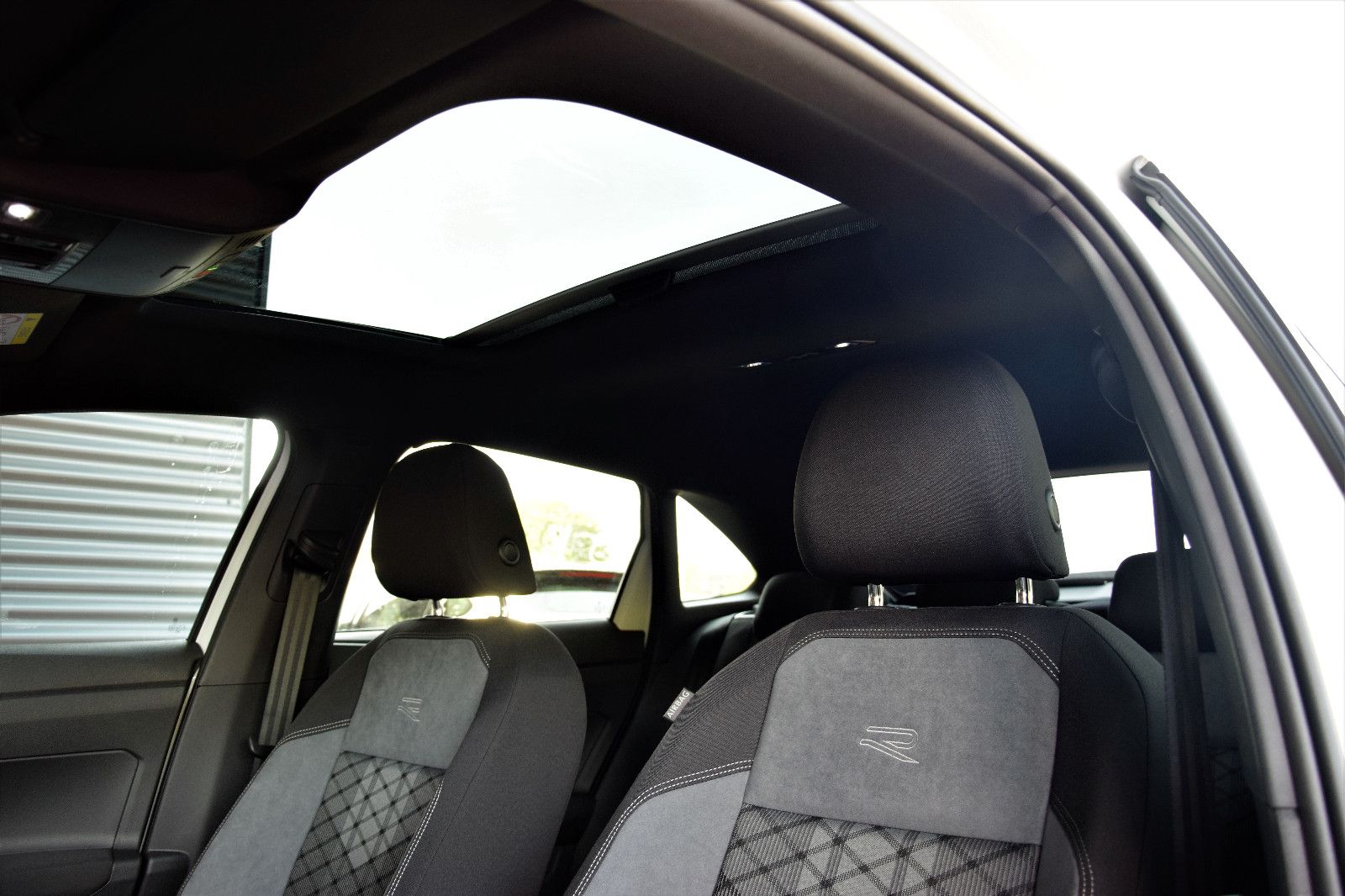 Fahrzeugabbildung Volkswagen Taigo R-Line Pano Matrix-LED Sitzheizung Ambient
