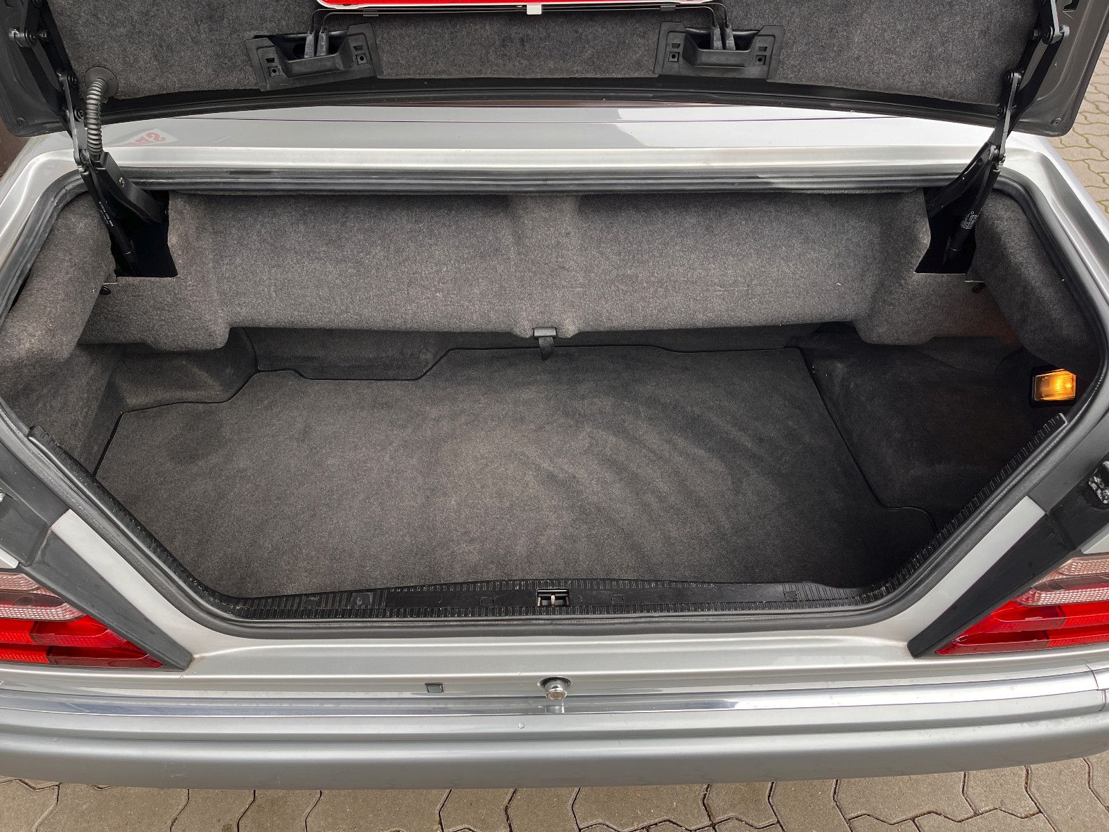 Fahrzeugabbildung Mercedes-Benz E 230