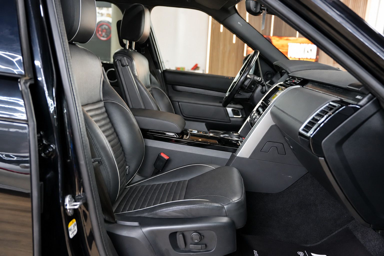 Fahrzeugabbildung Land Rover Discovery HSE V6 *7-Sitz*Panorama*HUD*Meridian*