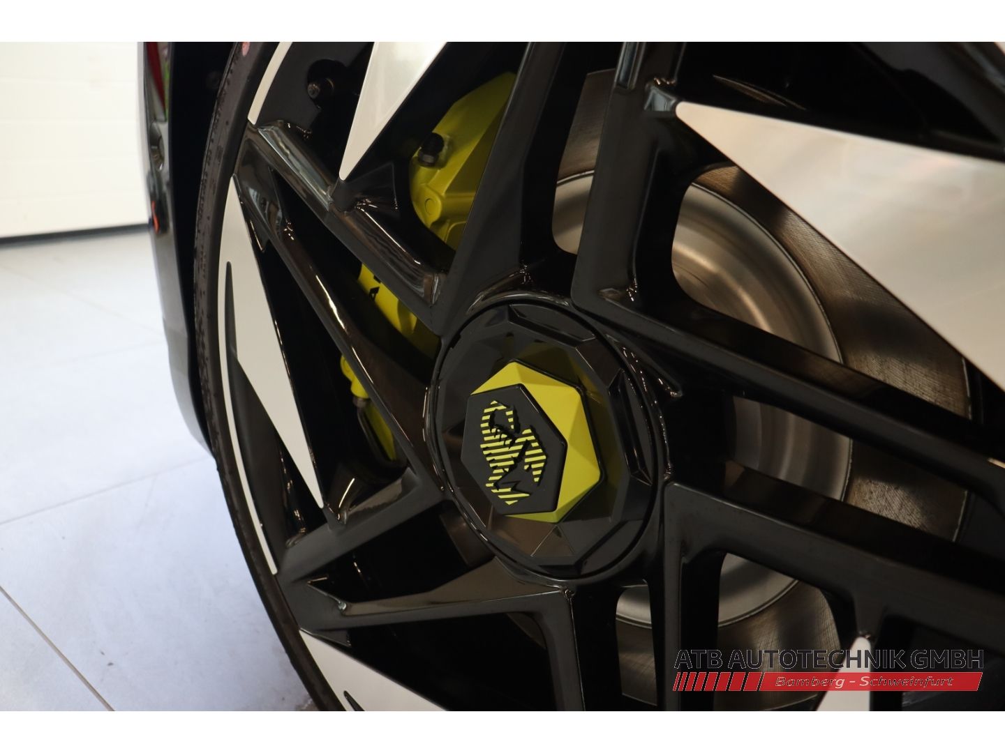 Fahrzeugabbildung Abarth 600e Scorpionissima 280 PS Navi LED PDCv+h Totwi