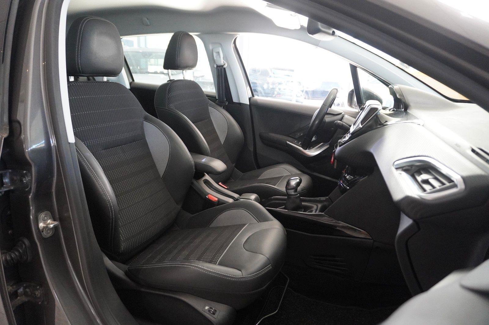 Fahrzeugabbildung Peugeot 2008 1.2 ALLURE NAVI/LED/KAMERA/SHZ/SPORT/TEMP.