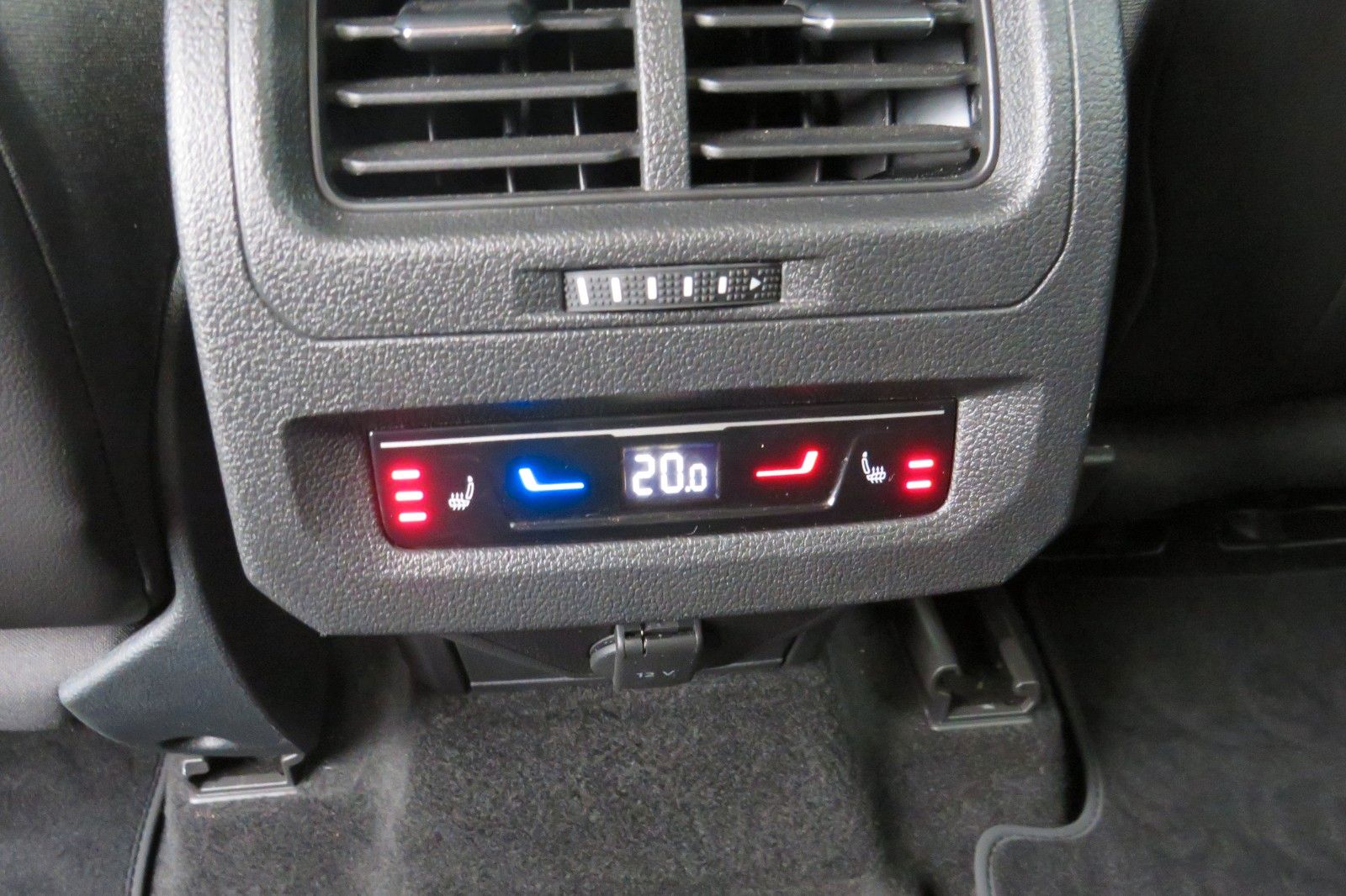 Fahrzeugabbildung Volkswagen Touran Comfort DSG AHK 7-SITZE KAMERA LED 1.H