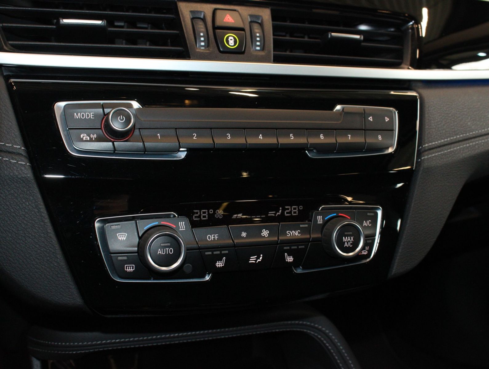 Fahrzeugabbildung BMW X1 xDrive 20 i Sport Line 1. Hand*Pano*HUD*TOP