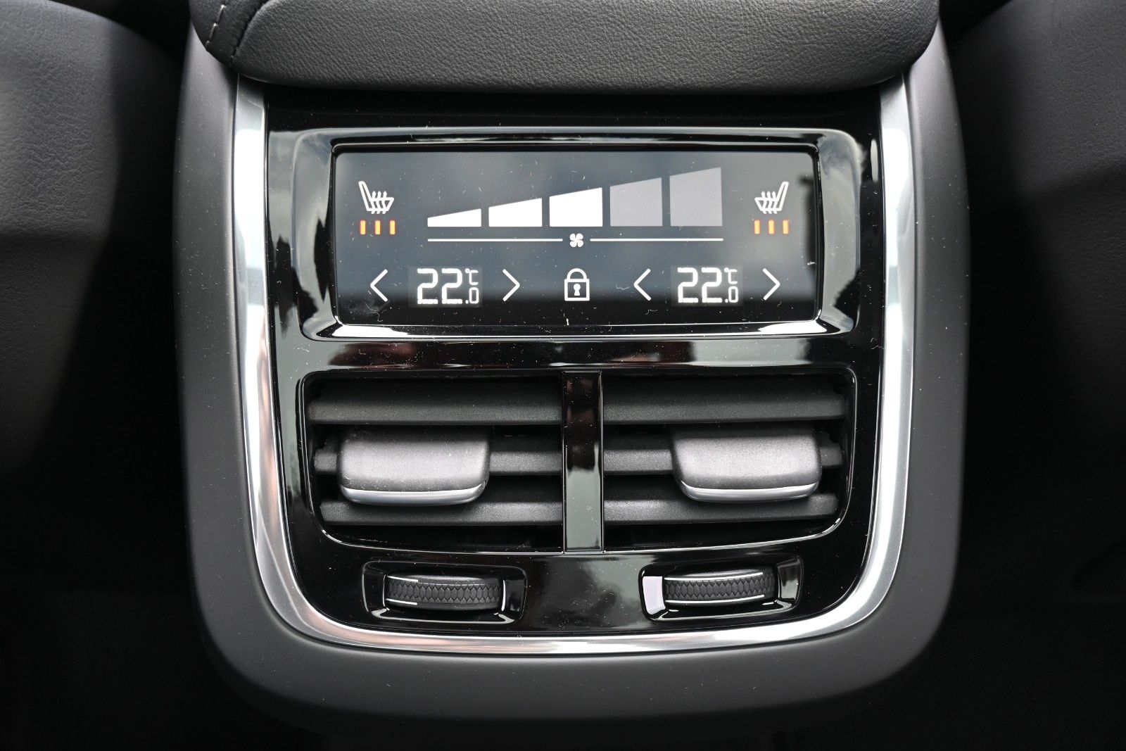 Fahrzeugabbildung Volvo XC60 B5 AWD Ultra Black Edition*LED*PANO*360*B&W