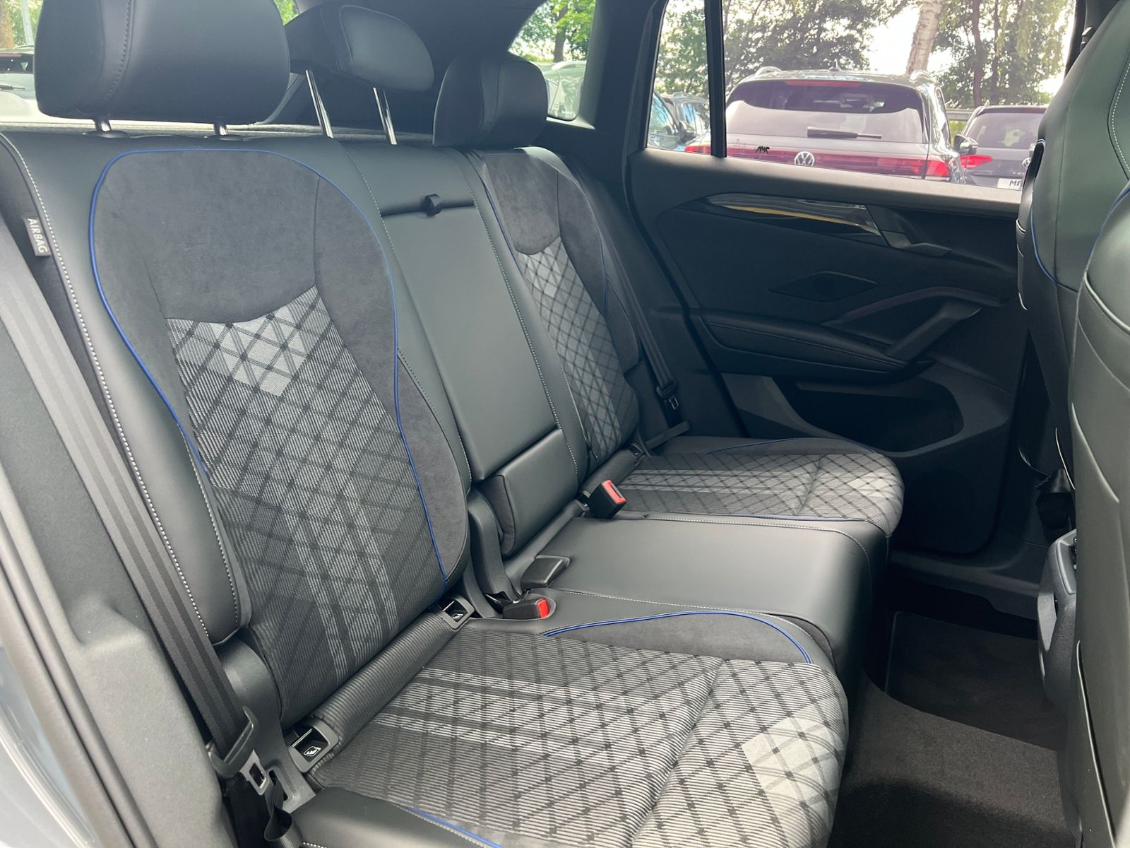 Fahrzeugabbildung Volkswagen Tiguan  R-Line 2.0 TDI DSG 4MOTION *AHK, Navi, P