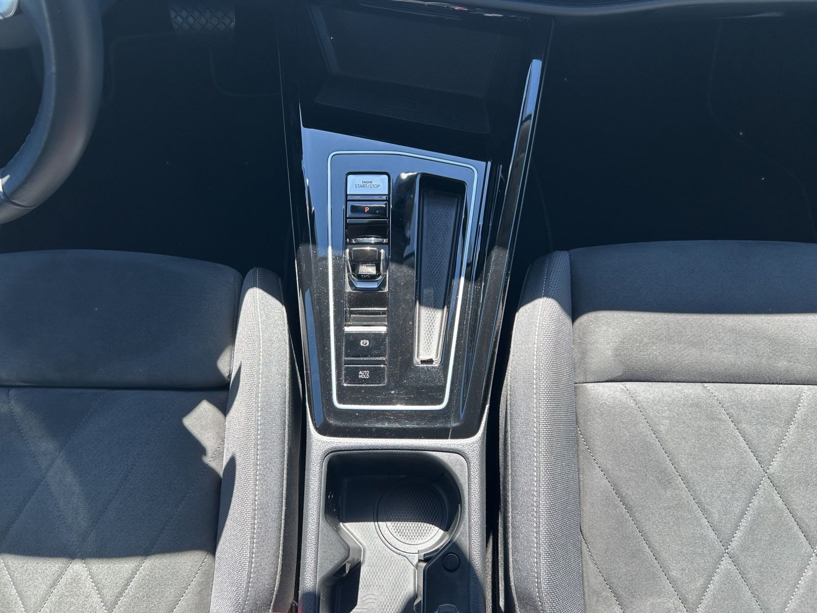 Fahrzeugabbildung Volkswagen Golf VIII Variant eTSI  Style DSG Matrix AHK Nav